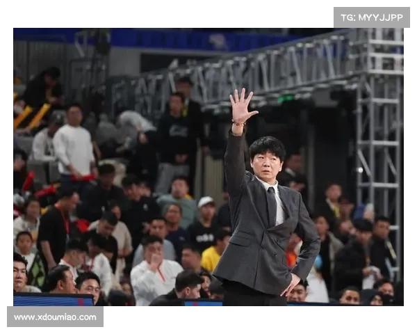 新疆男篮夺得亚军后更衣室泪洒现场,郭总与邱彪激励全队,齐麟痛哭不舍 新疆男篮夺得亚军后更衣室泪洒现场,郭总与邱彪激励全队,齐麟痛哭不舍