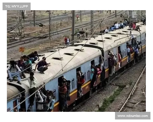 高铁上另类举动引爆舆论！印度乘客把脚放桌板引发热议，评论区一片沸腾