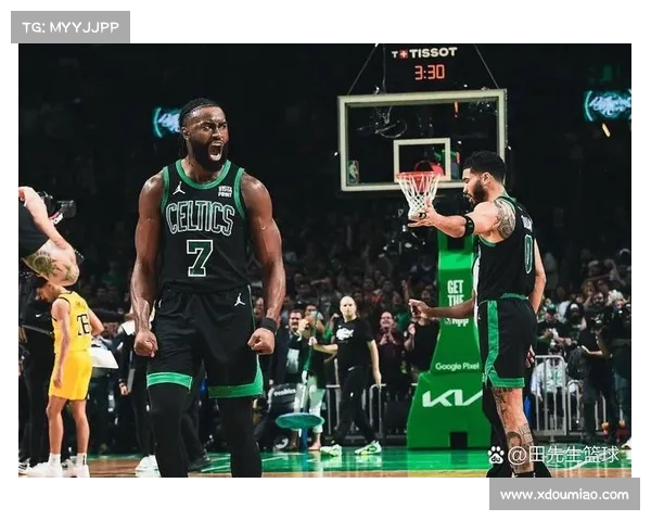 凯尔特人队员个人发挥出色,攻防完美 凯尔特人队员个人发挥出色,攻防完美